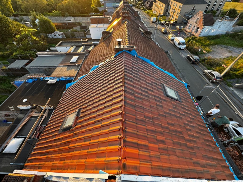 vue d'une toiture en tuiles pour un chantier à Charleroi au couhcé du soleil